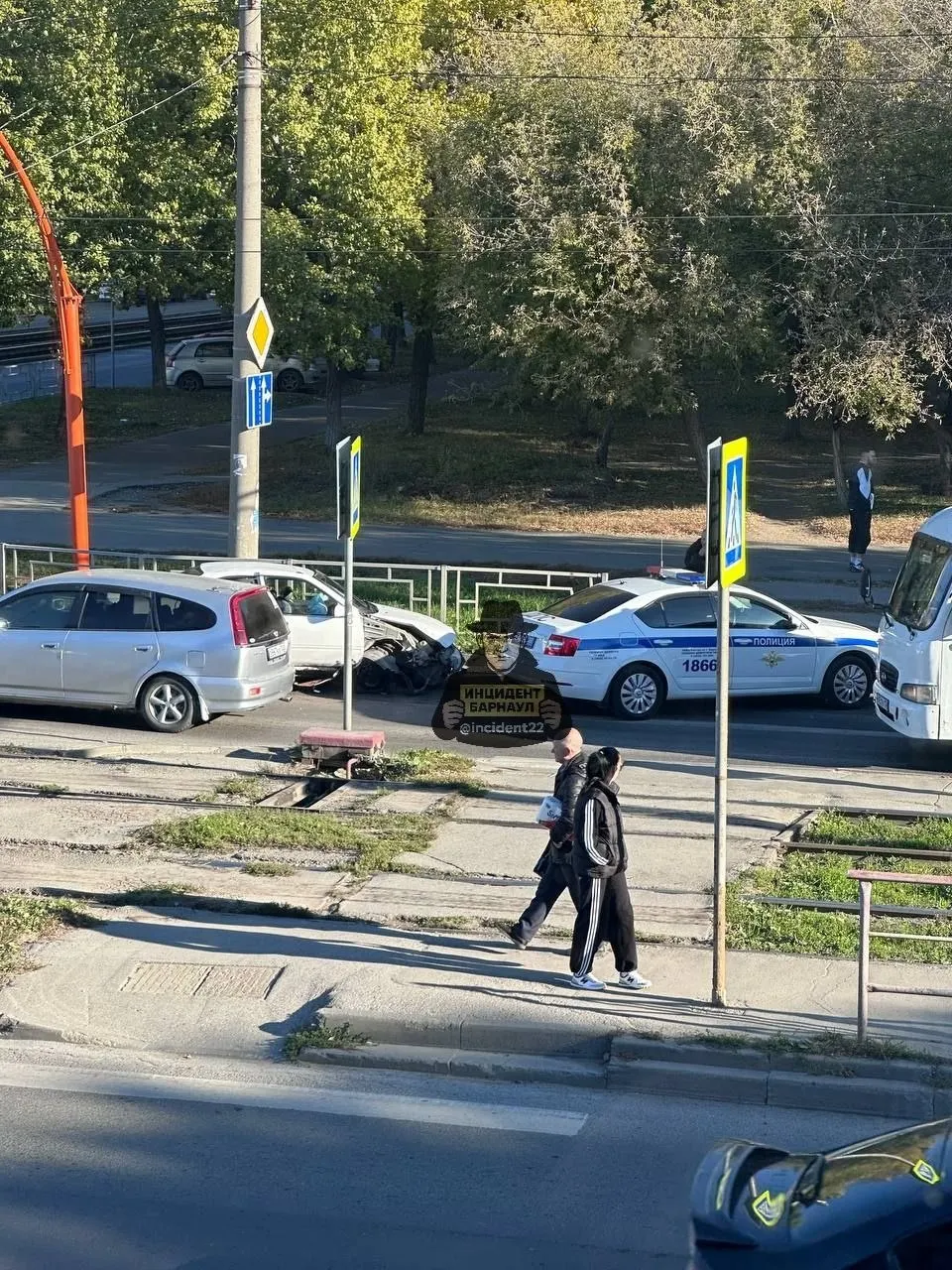В Барнауле водитель Nissan Sunny врезался в металлическое ограждение и исчез с места происшествия; ГИБДД разыскивает водителя и устанавливает обстоятельства аварии.