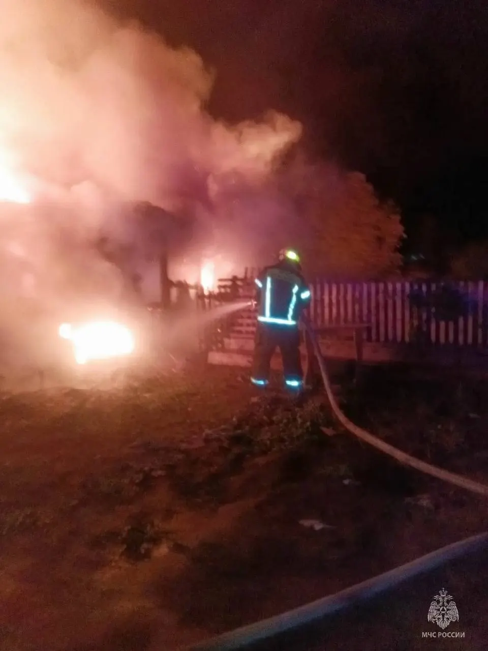 Пожар произошёл в двухквартирном одноэтажном доме на улице Пионерской. Огонь повредил кровлю и стены; мужчина был спасён пожарными, причина пожара устанавливается.