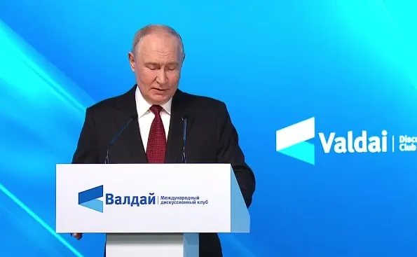 Путин заявил, что Россия вынуждена защищать себя, призывая к мирным и совместным шагам и разъясняя позицию по Украине и роли НАТО.