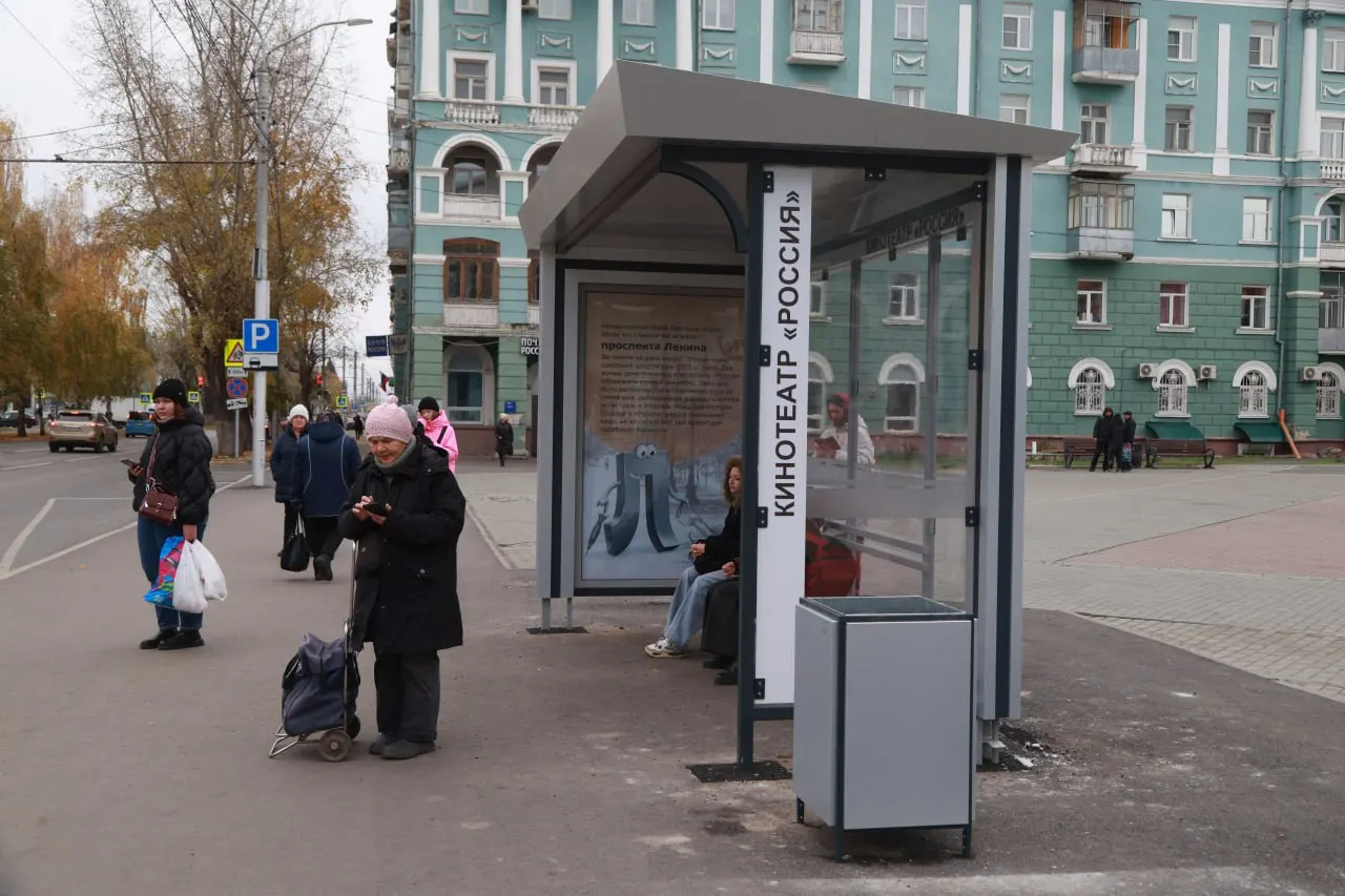 В центре Барнаула появились новые остановочные павильоны с информацией об истории города и схемами туристических маршрутов; работы ведутся в рамках нацпроекта Туризм и гостеприимство.