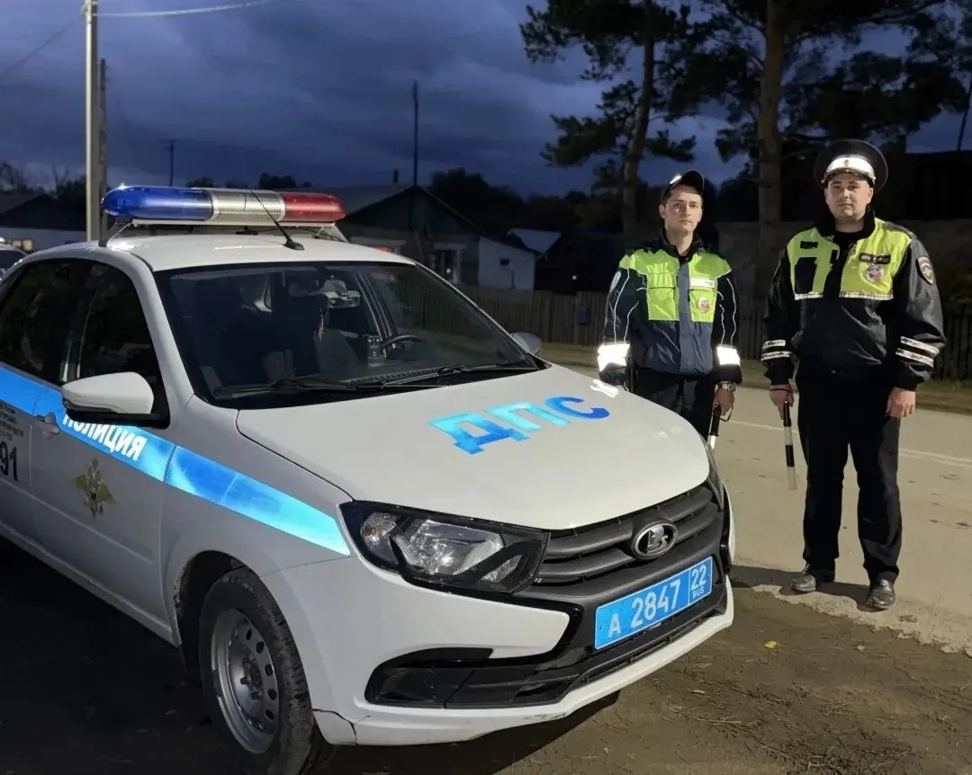 Сотрудники полиции вывели из задымлённого дома мужчину и оказали первую помощь до прибытия медиков.