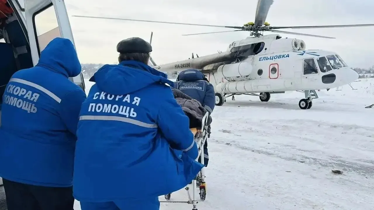 Двое жителей Алтайского края были эвакуированы из Китая после инсульта; их состояние стабилизировали для перевозки, сейчас они получают медицинскую помощь.