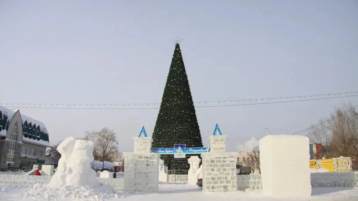 Комитет культуры города ищет подрядчика для проведения праздничной программы и открытия главной ёлки; бюджет до 1,063 млн рублей, сроки подачи заявок — до 23 октября, итог конкурса — 27 октября.