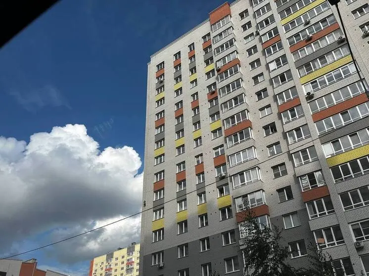 На проспекте Ленина двое подростков погибли после падения с 15-го этажа; расследование продолжается.