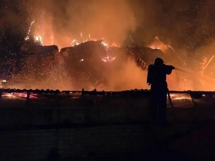 Пожарные потушили частный жилой дом. Площадь возгорания около 90 м², газовый баллон вынесли на улицу. Причина — нарушение правил эксплуатации печи.