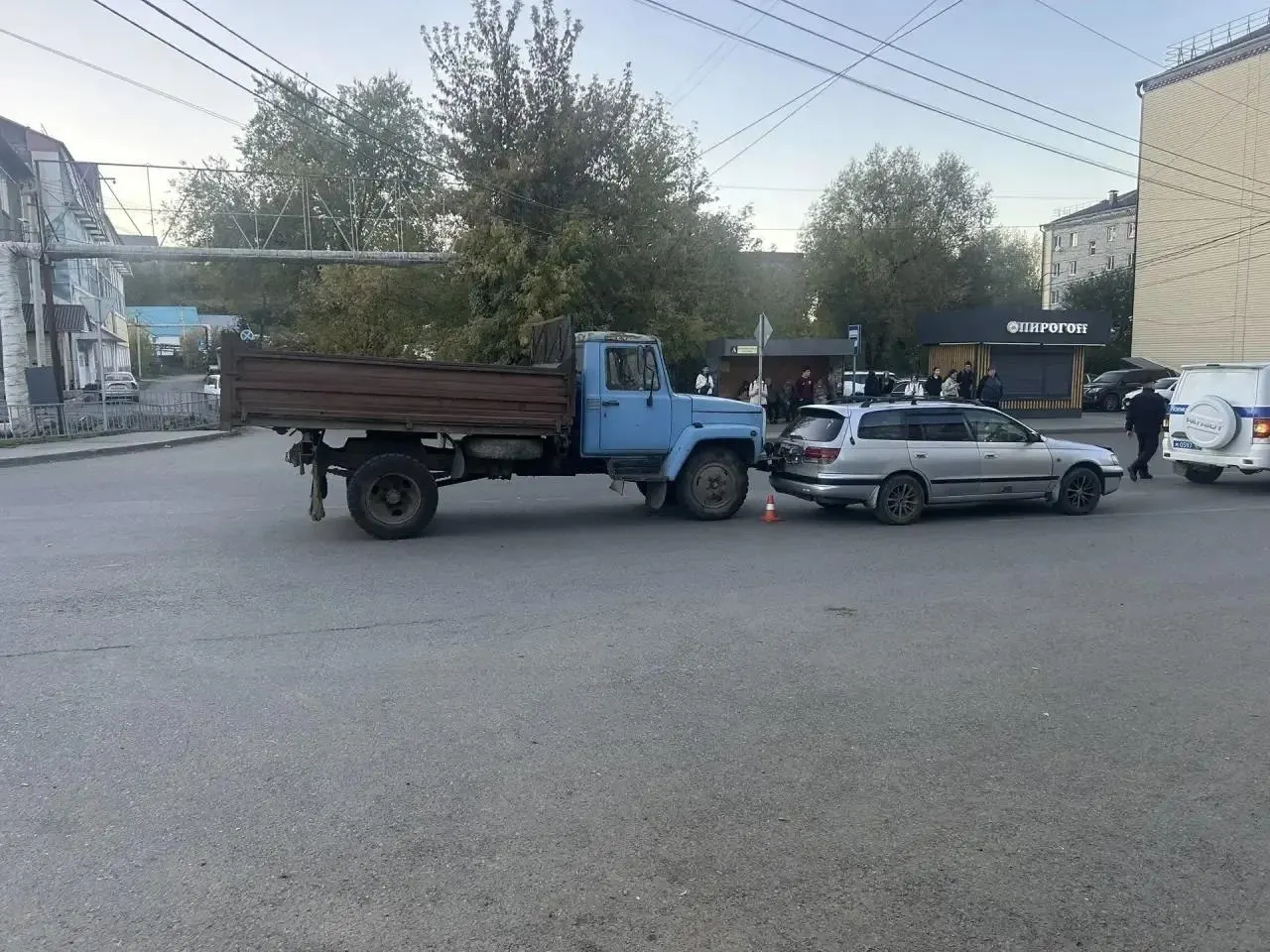 В двух авариях на Алтае погиб водитель грузовика и погибли двое людей в Ненинке; расследование проводится.