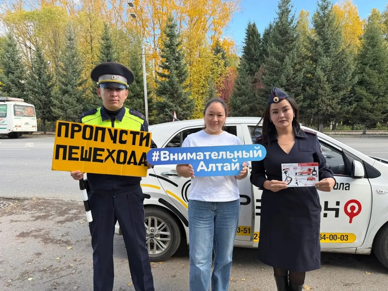 В Горно-Алтайске проведена профилактическая акция по правилам проезда пешеходных переходов: водителям разъяснили требования нерегулируемых переходов, особое внимание уделили районам возле школ и социальных объектов, приведены данные о ДТП и рейдах по состоянию водителей.