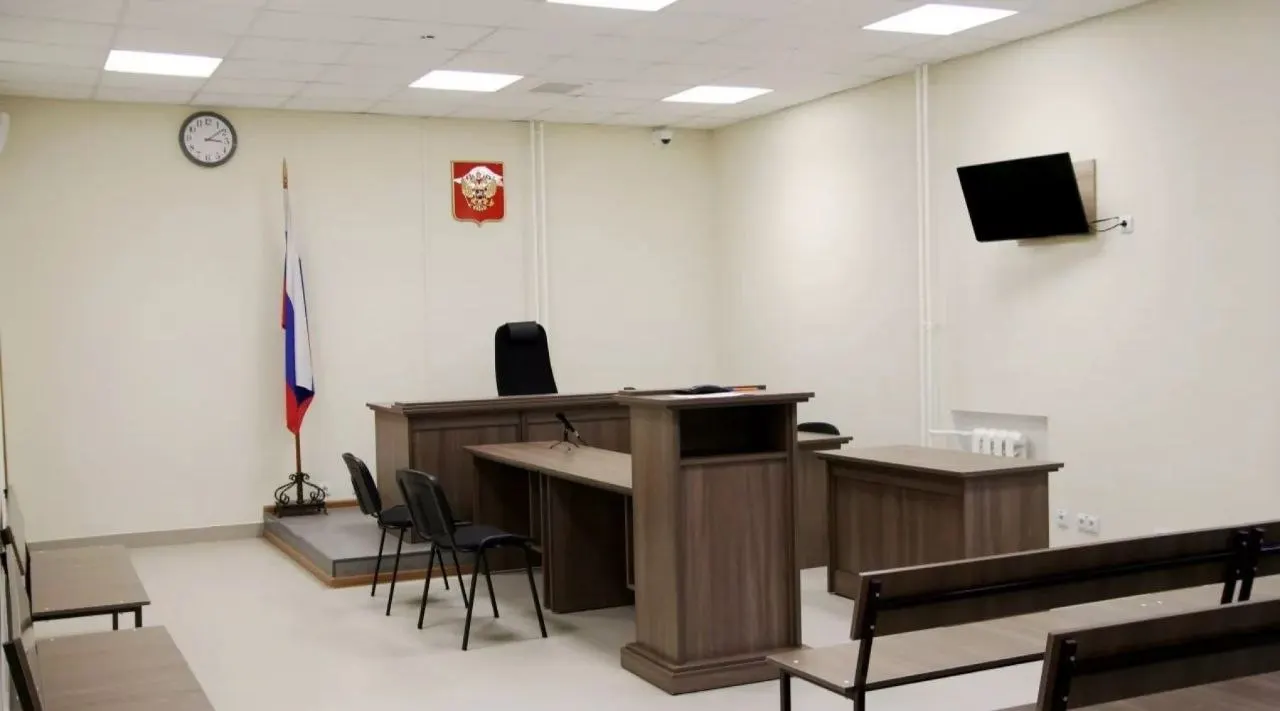 Потребительница потребовала возврат денег за полушубок из меха песца; суд удовлетворил иск частично, обязав продавца выплатить компенсацию и штрафы.