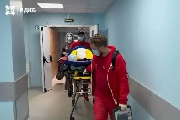 15-летний мальчик из Солтонского района перевезён в столичную детскую клинику санитарной авиацией; сейчас он в реанимации с тяжёлыми травмами.