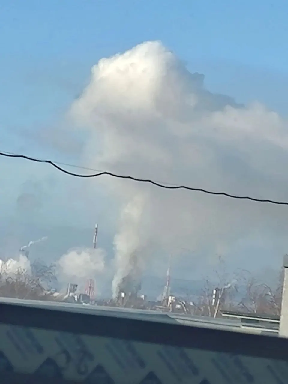 Ночью и утром над Городецким округом Нижегородской области были зафиксированы атаки беспилотников; три человека госпитализированы, повреждены жилые дома и инфраструктура, школы переведены на дистанционное обучение.