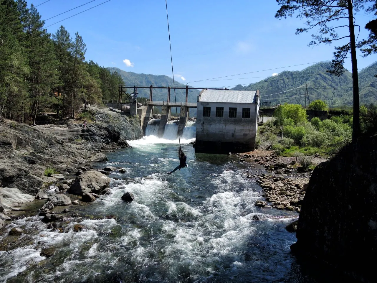 Ремонт Чемальской ГЭС на Алтае планируется завершить в этом году; водохранилище заполнят, вокруг обустроят рекреационную зону и торговые павильоны, однако запуск ГЭС не предусмотрен.