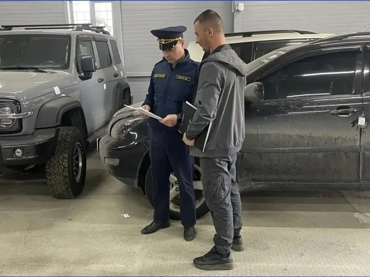 32-летний житель Первомайского района неоднократно задерживался за управление транспортом в состоянии опьянения; суд вынес наказание в виде 100 часов обязательных работ и запрета на управление автомобилем на два года. Автомобиль «Лексус RX 330» конфискован как орудие преступления.