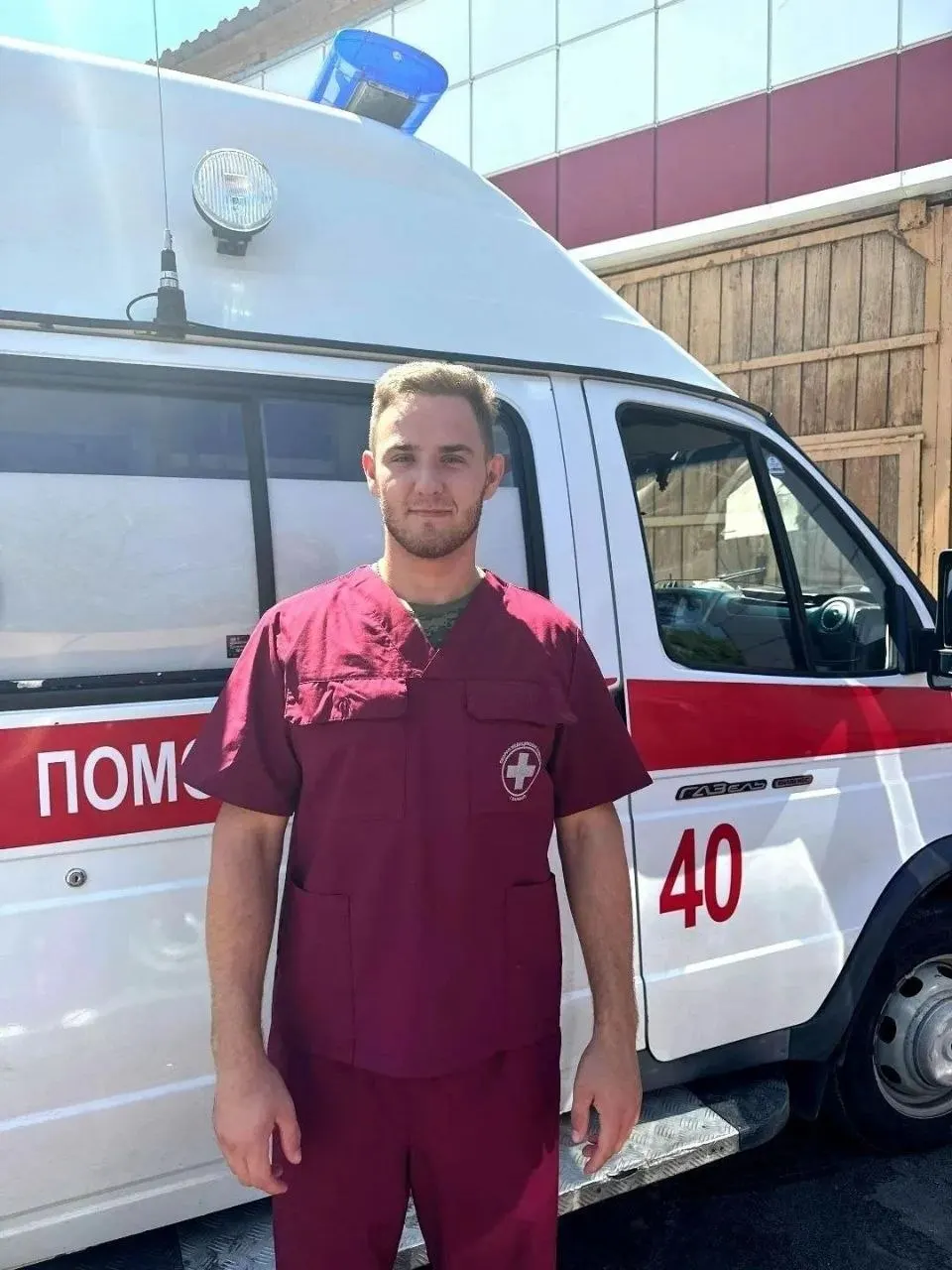 Молодой медбрат из Барнаула Илья Зверев спас раненого сослуживца под обстрелом во время службы в зоне СВО и продолжает работать на скорой помощи, совмещая учёбу.