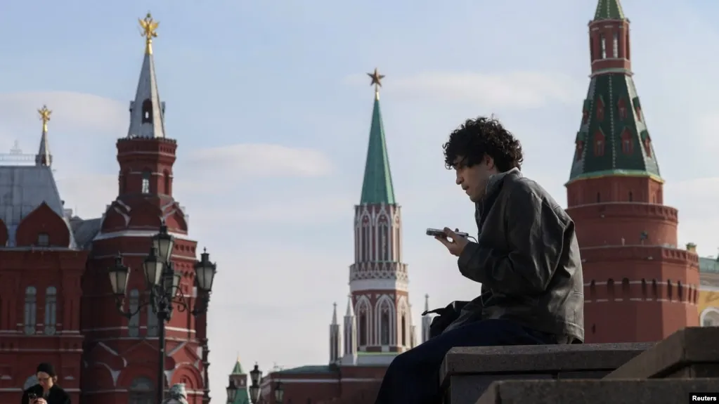 Предлагаются меры по идентификации детей в соцсетях и ограничению времени онлайн для несовершеннолетних; обсуждается федеральный подход с учетом международного опыта.