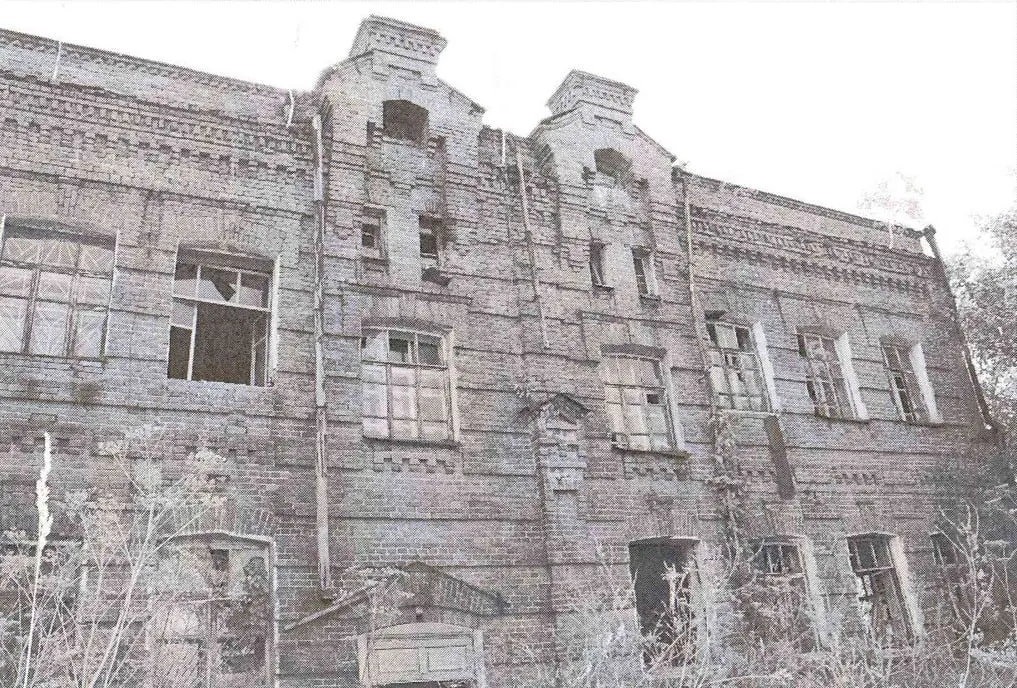 Административный корпус ликёро-водочного завода начала XX века в Змеиногорске выставлен на конкурс по продаже как потенциальная площадка под гостиничный проект. Лот включает здание площадью 1,88 тыс. кв. м и аренду участка 0,29 га; стартовая цена — 4,03 млн рублей.