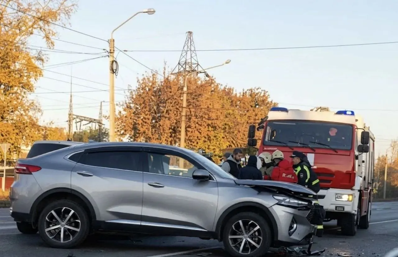 Утром 12 октября на проспекте Калинина столкнулись Toyota Funcargo и Haval F7x. По данным ГИБДД, водитель Toyota при перестроении вправо не справилась с управлением и выехала на встречную полосу. Пострадали 34-летняя женщина-водитель Haval и её 10-летний пассажир. Им оказали медицинскую помощь. Полиция проводит проверку.