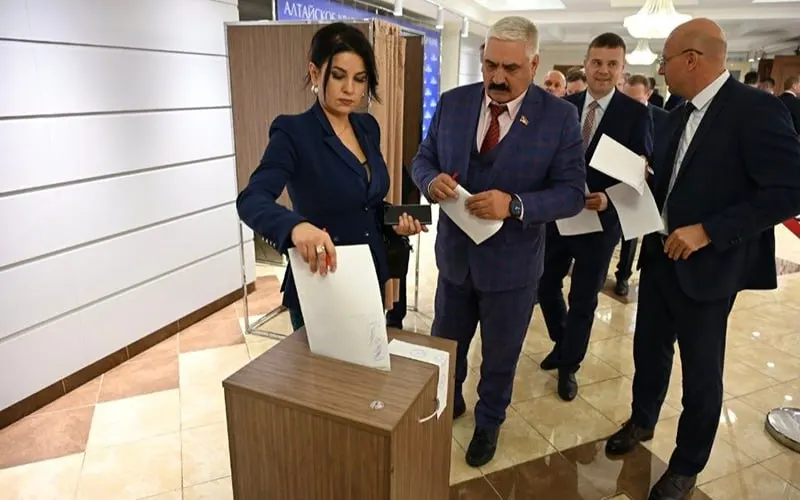 Прокуратура призвана проверить бывшего кандидата Елену Хрусталёву по подозрению в получении 20 млн рублей за снятие с выборов 2023 года; обсуждения на заседании Законодательного собрания региона.